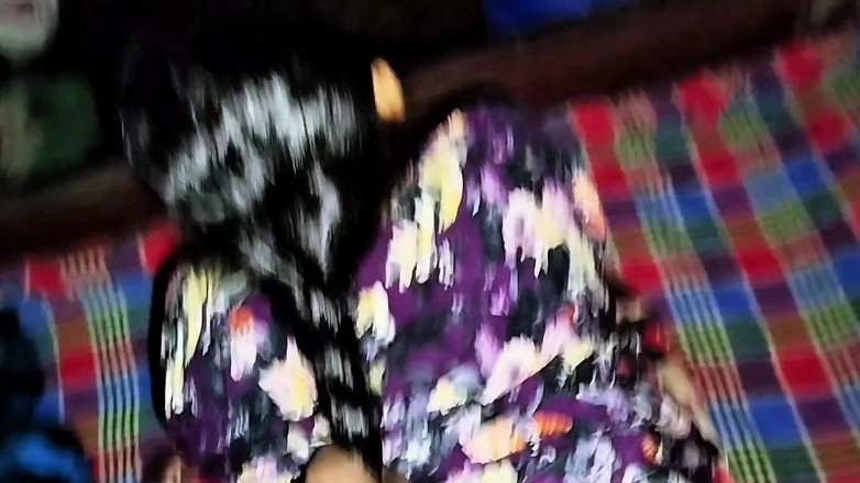 Deshi women: Desi Stepsister Kali pertama dikongkek, dalam pepek ketatnya oleh abang...