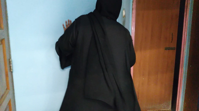 Aria Mia: बॉस सऊदी नौकरानी को धक्का देता और चोदता है - खूबसूरत विशालकाय महिला