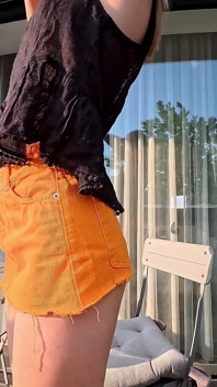 Hete sexy schoonheid met lange benen op het balkon toont haar slipje onder haar rok en trekt dan ondergoed uit om een strakke kut te laten zien