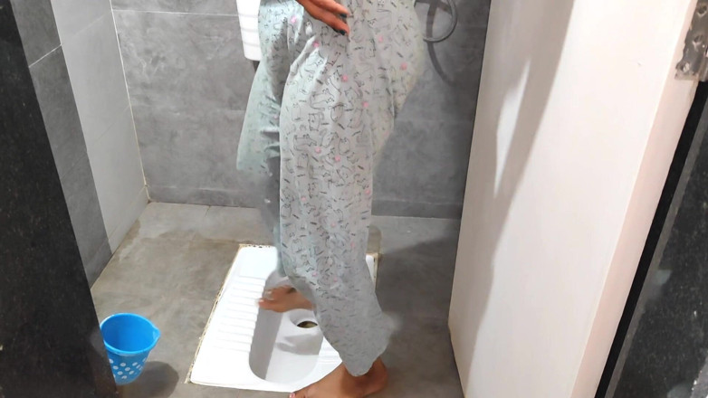 Sexy Komal: コマルはおしっこをするために彼をバスルームに連れて行きました。
