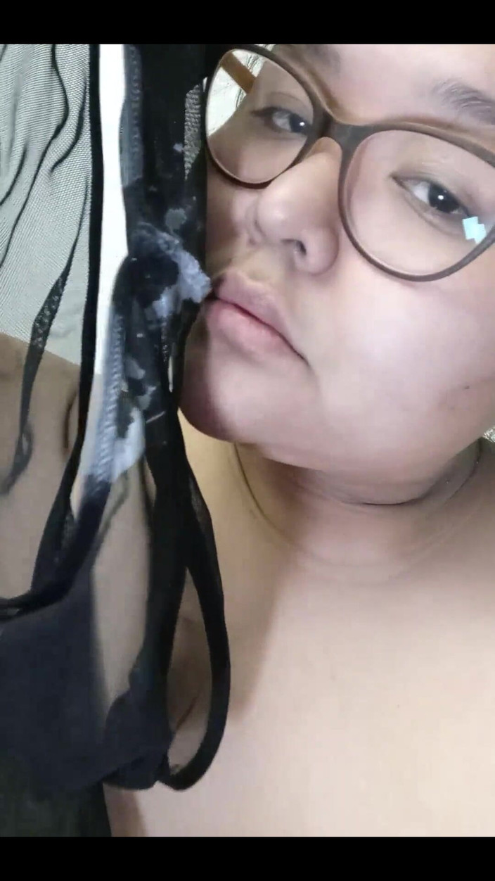 DeesDeepThroat: Діна їсть сперму зі своїх трусиків!