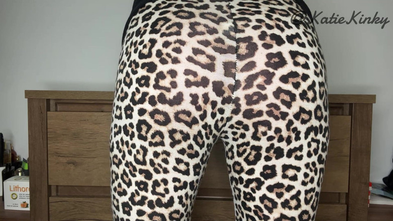 GassyKat: Leggings Fart Stinky Bombs!