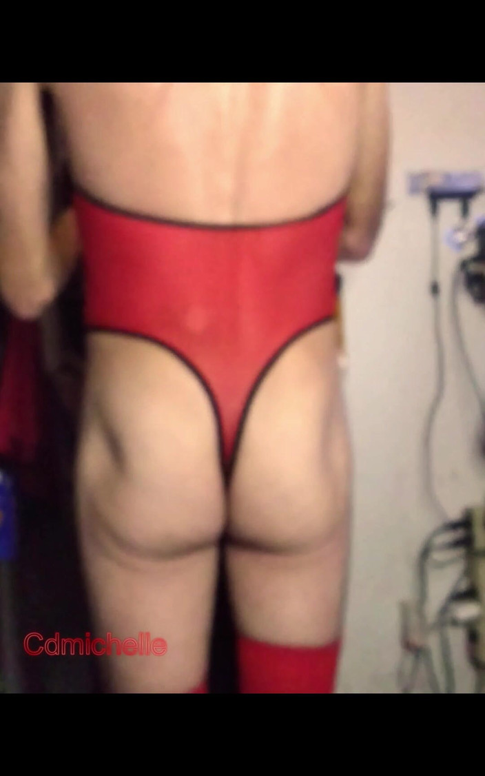 Crossdressers Cd Michelle wearing sexy lingerie: Cdmichelle pakai celana dalam garter merah &amp; bodysuit merah onepiece