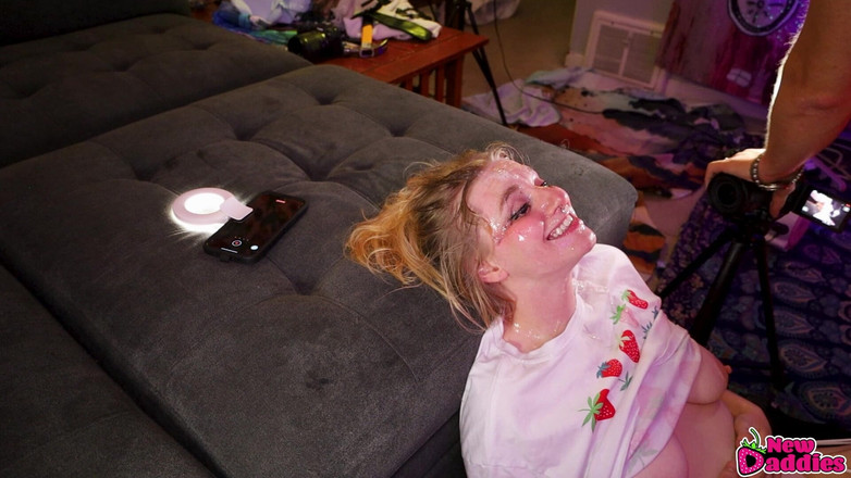 NewDaddies: सुनहरे बालों वाली लड़की की चेहरा चुदाई, trachea हमेशा के लिए बर्बाद हो गई