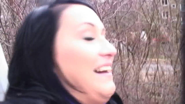 Rosen video productions: 热辣的黑发暴露狂渴望变态的情人吮吸男人的鸡巴