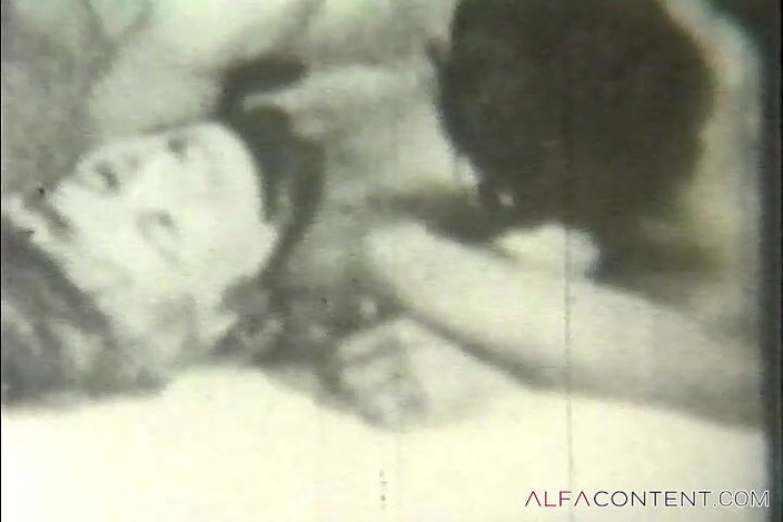 Alfa Planet: Ragazza calda scopata da tre cazzi in una gangbang