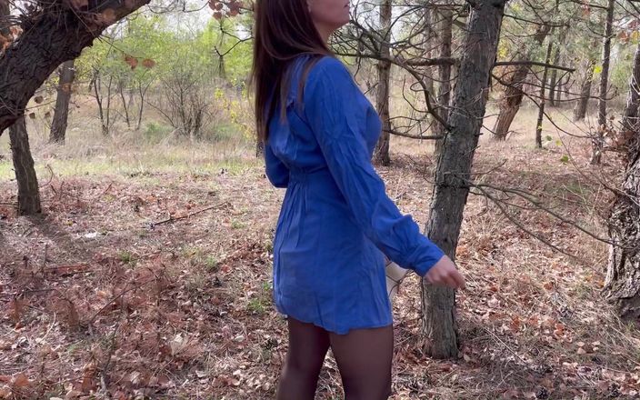 Hottie goddess: Hübsches mädchen im wald stecken