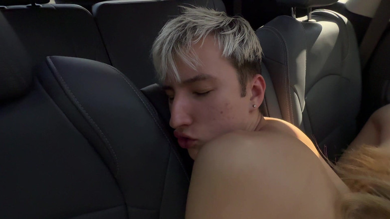 Oliver Strelly: Ojczym pieprzy uroczą twinkę i pasierbicę i dochodzi