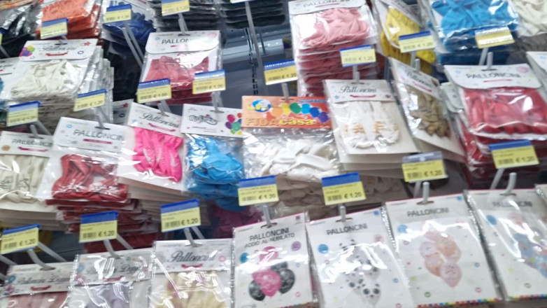 Nicoletta Embassi: Dev balonlara hayran balon dükkanı turu, parlak lateks ve duyusal...