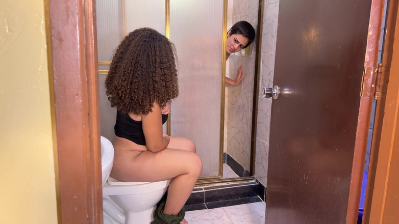 SugarPose: Jasmine Dan Cassandra Sakit Dan Berjuang Untuk Kamar Mandi