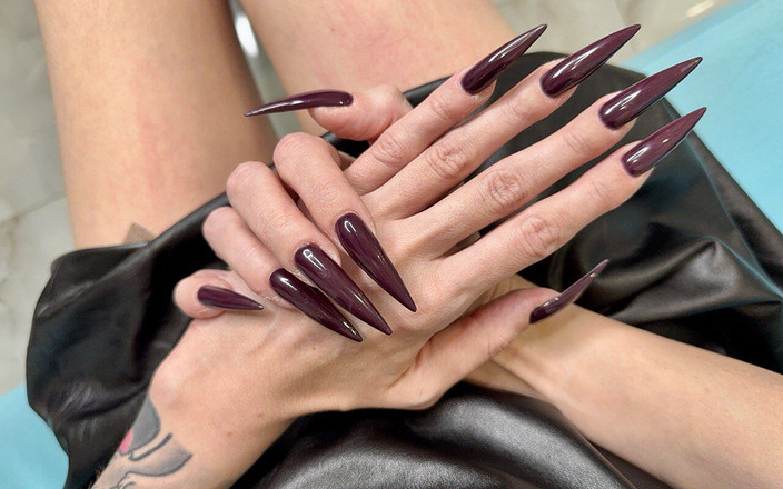 Julia domaina: Kuku panjang berwarna gelap, cakar, sawit membentang sangat luas, menggaru...