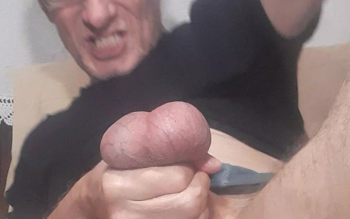 Big uncut hard cock: İşte tokat atmak ve büyük topları sıkmak bu adam taşakları...