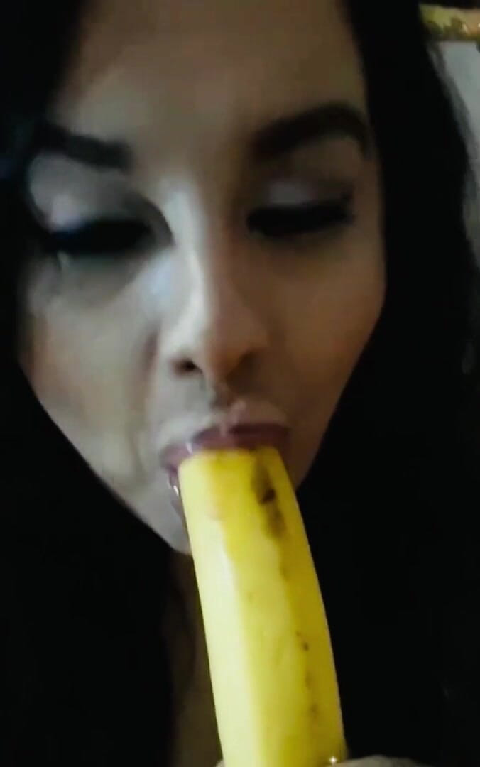Miss Madii: Deep throat banana blow job