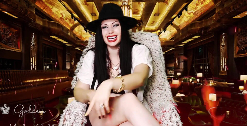 Goddess Misha Goldy: 今すぐチンコしゃぶりしてほしい!今すぐやれ、リトル・ファゴット!あなたは私のチンポサッカーになります、そして私はあなたを笑って作ります