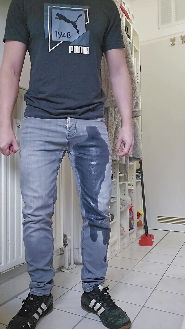 GerMANpiss: 在裤子和运动鞋里撒尿和射精