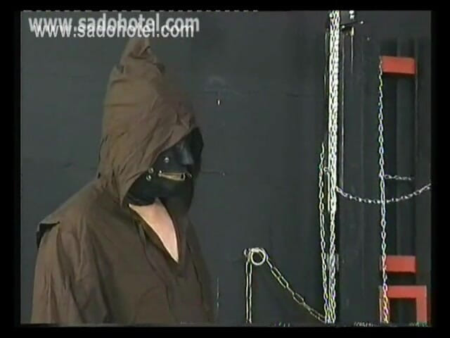 Dark room of slave seks: Nyonya Pain_pain 092