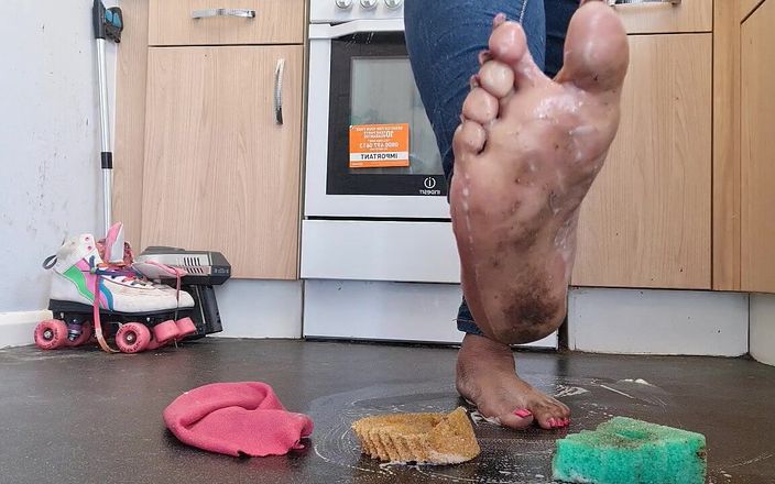Simp to my ebony feet: Cleaning floor with dirty feet