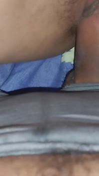 Långsamt bryter du min röv, det är min första anal. Även om det gör ont känner jag att jag gillar det. anal spermapaj.
