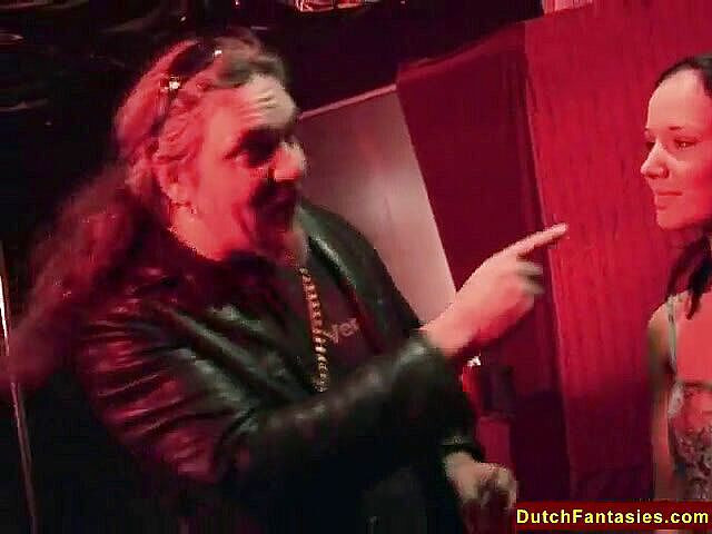 Dutch Fantasies: Sexy morena chupa la polla del chico
