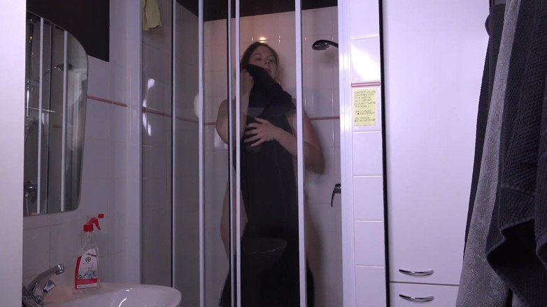 Porno Cloud: Blindfoldet milf with threesome