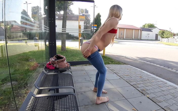 sweetfeet29: Sexy tonend in het openbaar