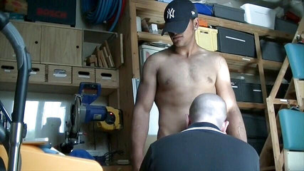 Gaybareback: Bulto heterosexual para regalo chupado por gay