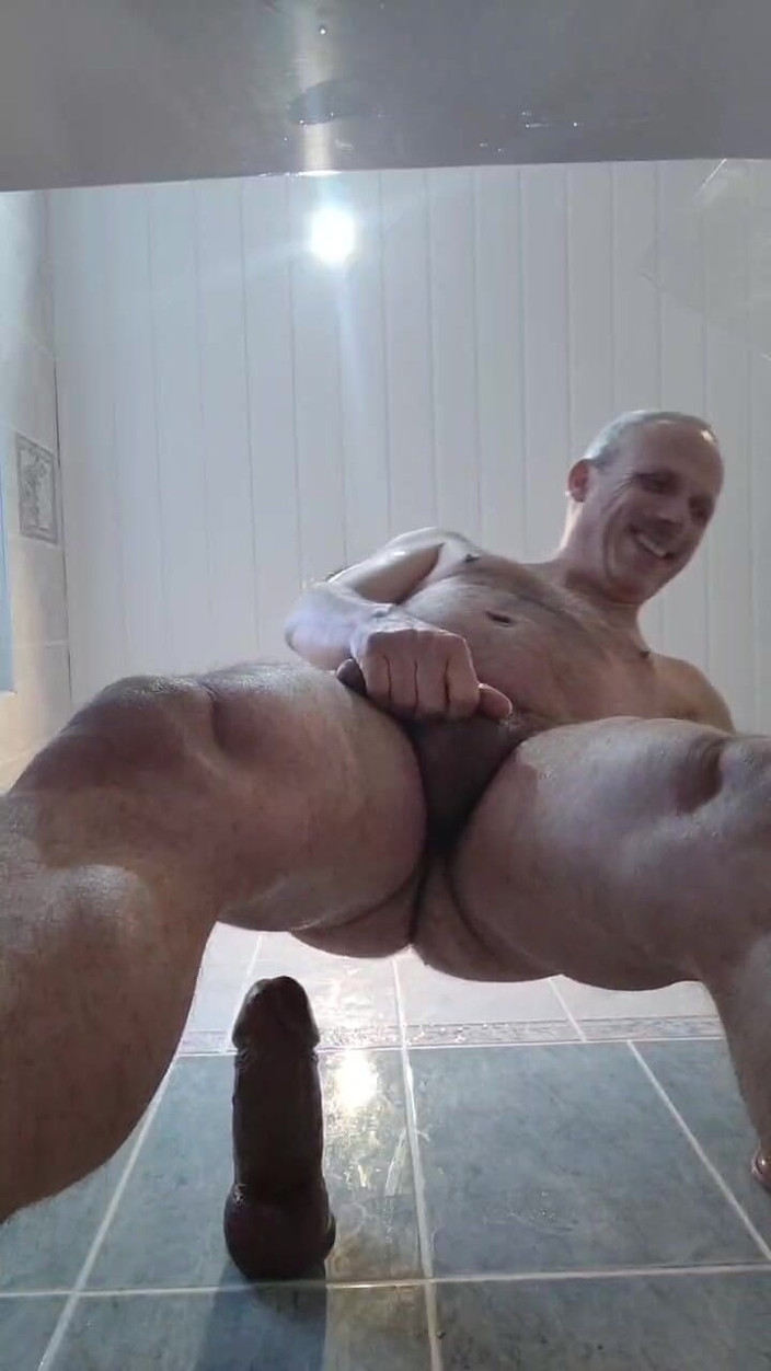 Gordon Uncut: Openbare cam exhibitionist neukt zichzelf met drie grote dildo's live...