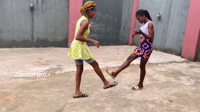 Zion: Awek Afrika bermain permainan tempatan di luar rumah