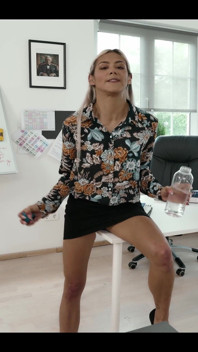 POV: 발정난 학생에게 부두를 따먹고 수업 중에 핑거링하기 시작하는 섹시한 교사