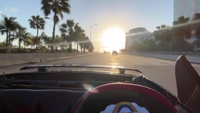 Nali Marie: Miasto dziwka błyska dziarskie cycki w kabriolet na autostradzie