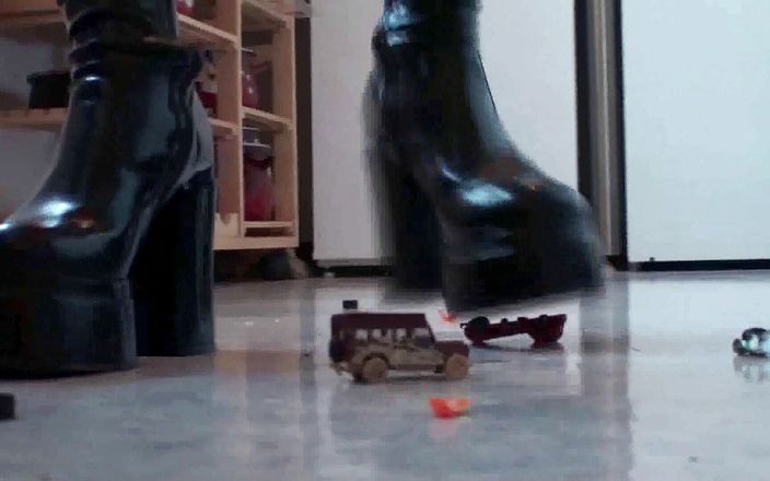 Foot Girls: Drcení aut s malými hračkičkami