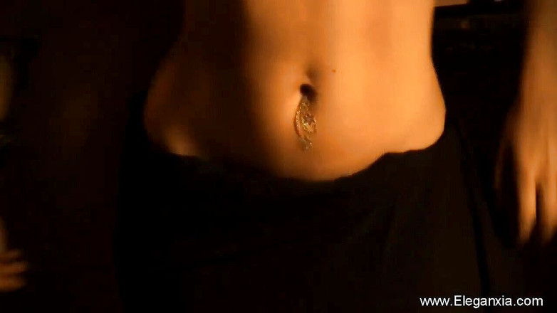 Eleganxia: Güzel Hintli dans ediyor ve vücudunu gösteriyor