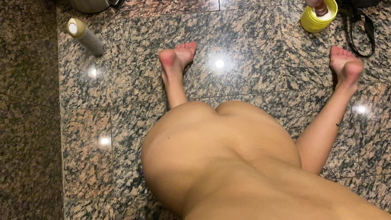 LeoCasanova: Шлюховатая официантка сосет мой член в туалете ресторана!