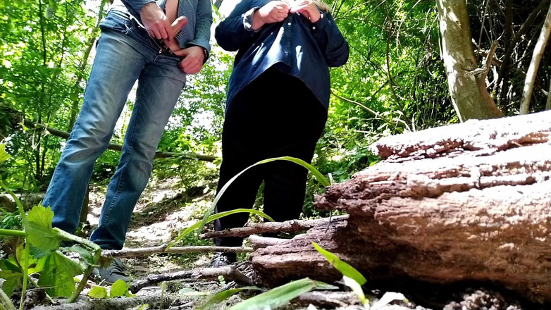 OurFetishLife: 这是你第一次在大自然中射精不要担心，岳母会成功的！