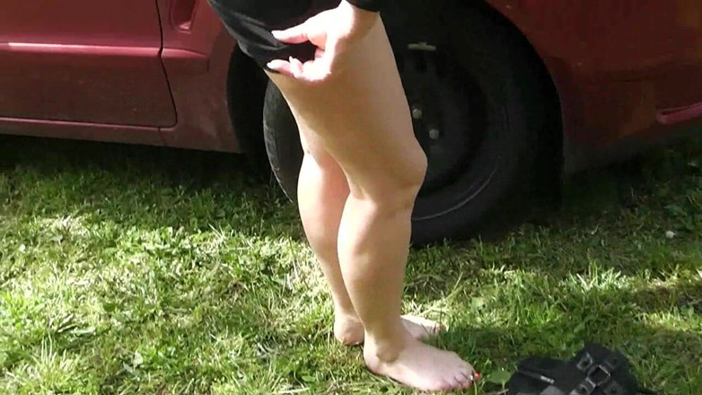 Popp Sylvie: I am pissing on my car