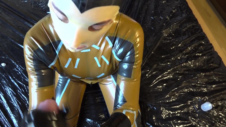 Latex Danielle: Danielle lateks mencoba membuat air mani ke wajah topeng lateks