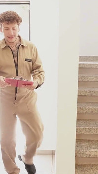 Çok azgın bir tesisatçı, çaresiz bir ev hanımını sikiyor ki suyunu almasın