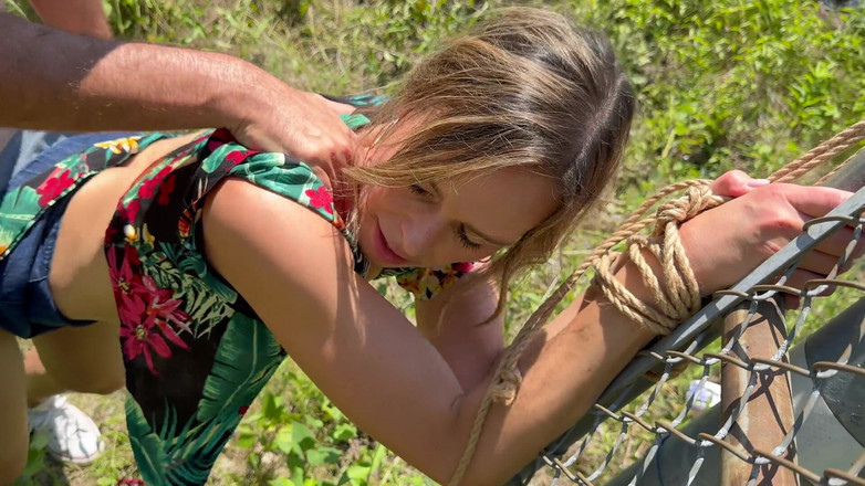 Serenity Cox: Связанная жена принимает двойной кримпай на улице от мужа и друга