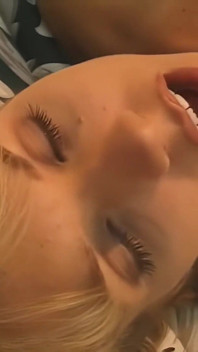 Um pau grande para uma puta loira