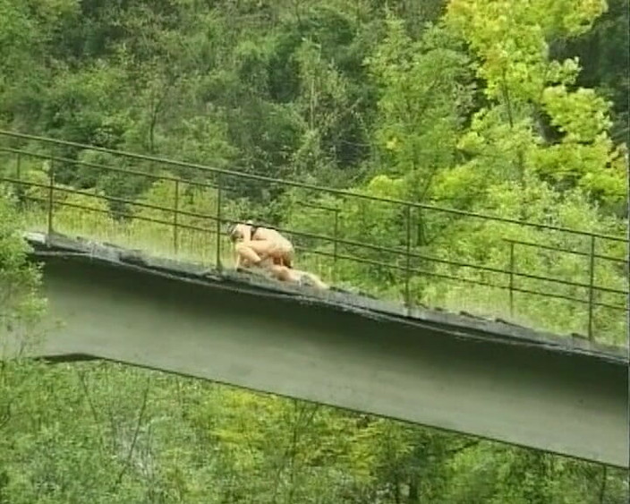 Hardcore German Club: Awek Blonde Jerman ini dikongkek keras semasa mendaki