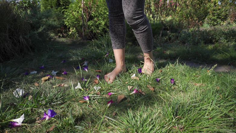 Teasecombo 4K: Crushing Flowers Barefoot dalam Rumput