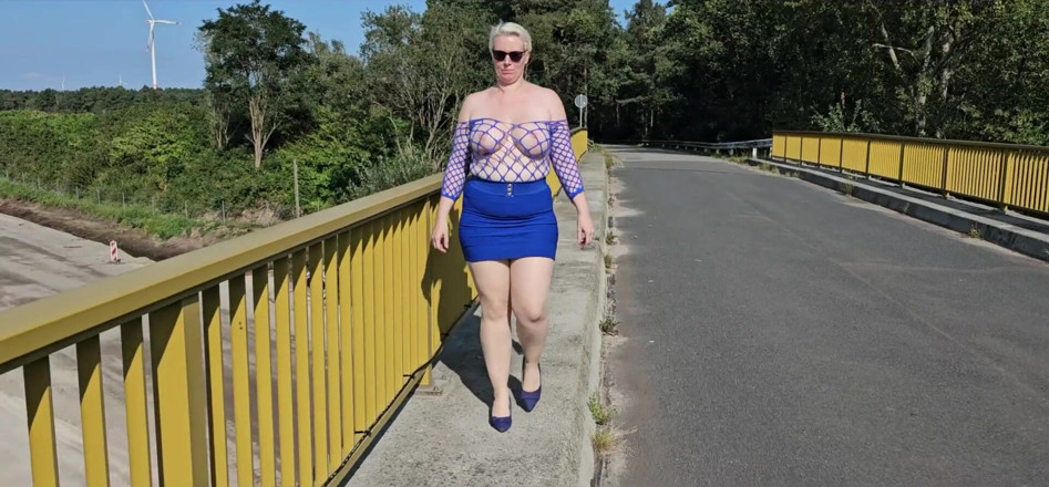 UserBitch1: Showing off My Boobs on the Bridge