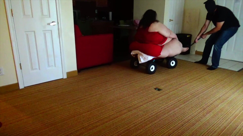 Full Weight Productions: Queen Nora &amp; Rainbow play weight games