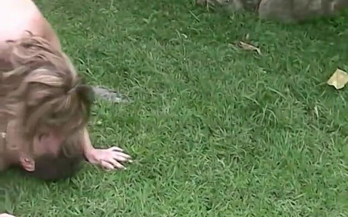 Homegrown Video: Roztomilá blondýnka Nina je ošukaná na zahradě