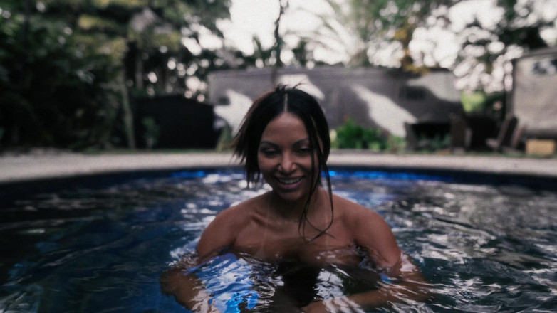 BrandySalazar: Возбужденная латина у бассейна с батплагом играет с аналом до огромного сквирта перед камерой