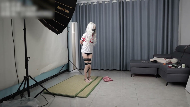 Asian bondage: Моя симпатичная подруга в белых чулках и белых волосах играла в бондажные игры со мной, прохаживая со связанными руками и оковами на моих