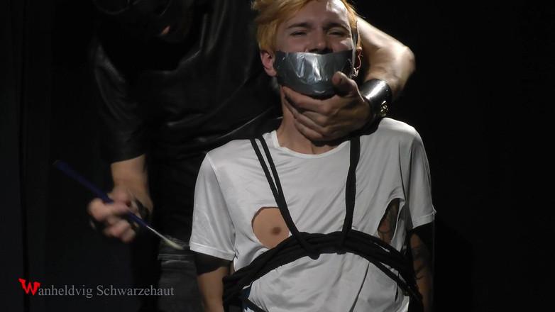 Wanheldvig: Nicky xé quần áo và cù