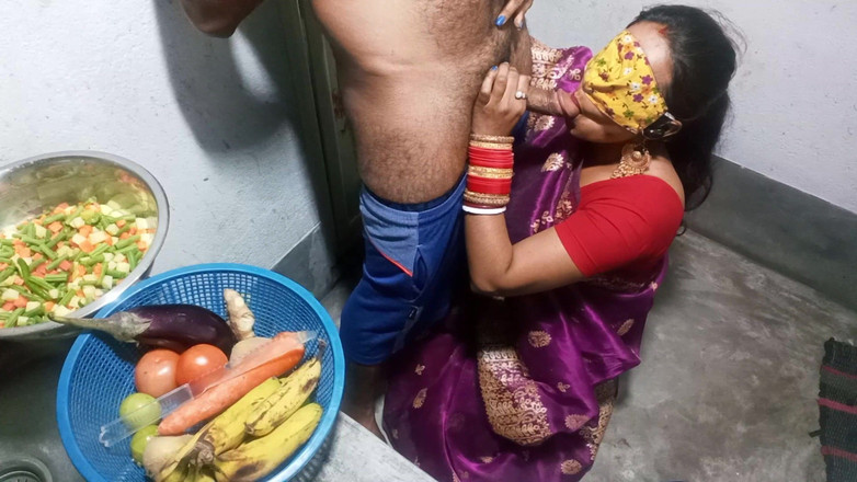 FireeCouple: 性感人妻xxx在早上做饭时在厨房里性交