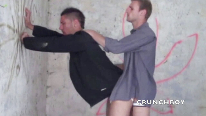 EXHIB BOYS: Enzo zerżnięta przez Leo, seksownego pracownika w garniturze i klasowym...