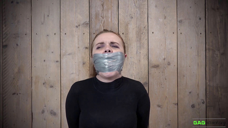 Gag Attack: Roxy - стрічка з ПВХ з кляпом у роті